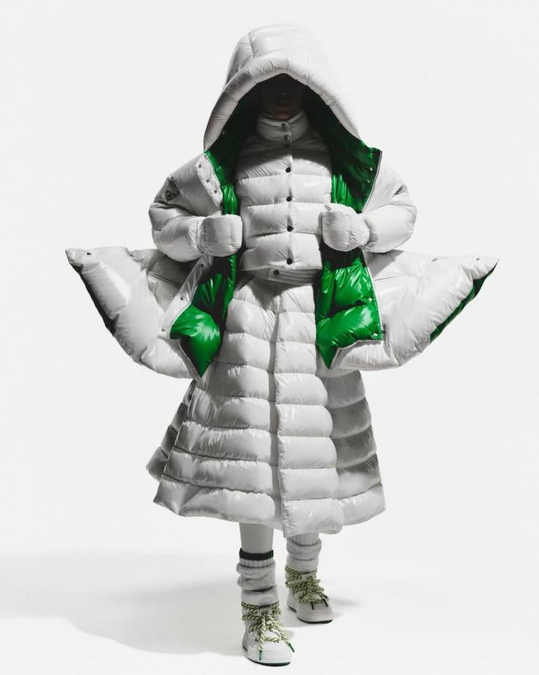 Жінка у білому пуховику Moncler