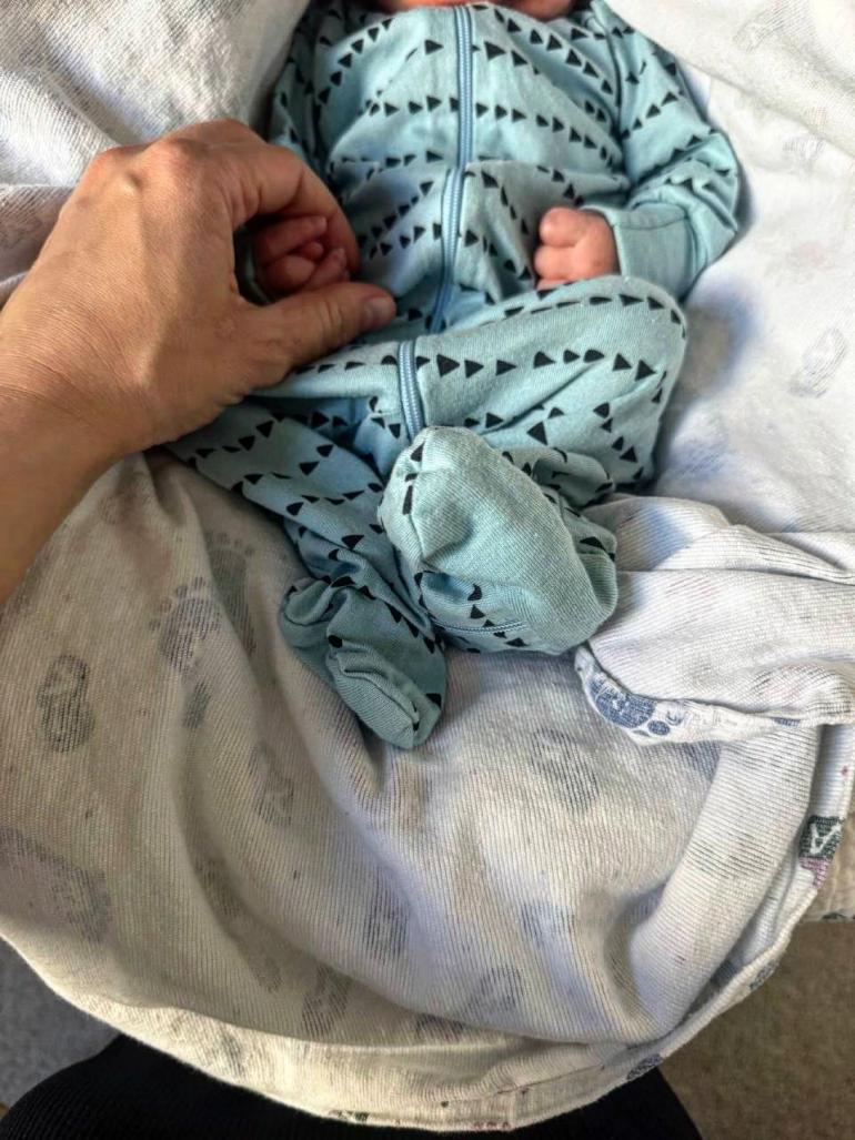 немовля в синій одежі