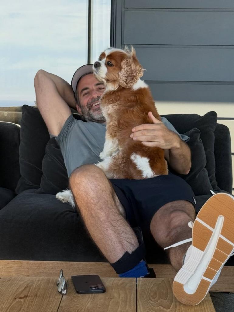 Джим Кертіс на дивані з собакою