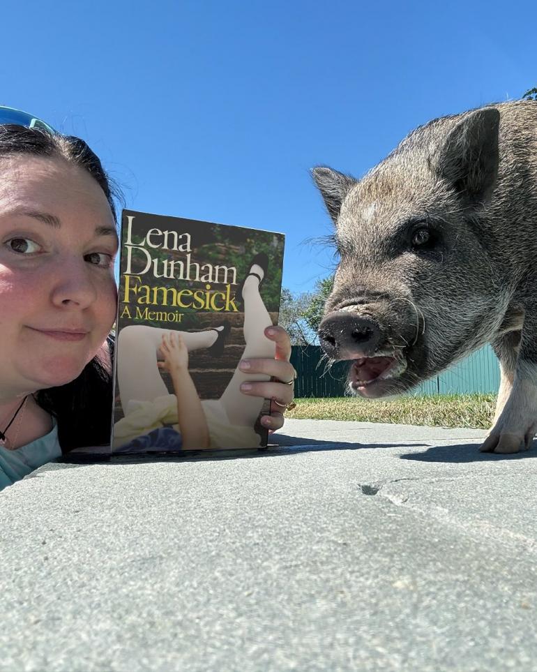 Ліна Данем з книгою і свинею