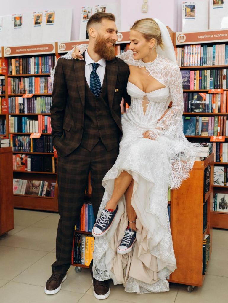 Павло Вишебаба та Анжеліка Кравець у книгарні