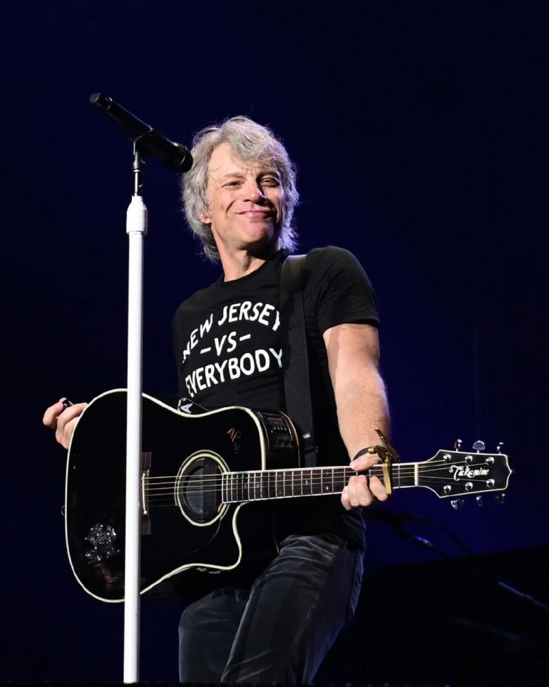 Джон Бон Джові з гітарою на сцені