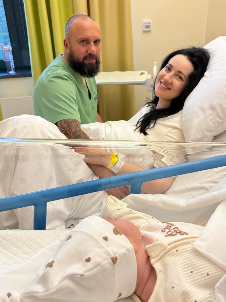 Соломія Вітвіцька з чоловіком і немовлям