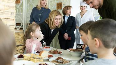 Елена Зеленская с детьми в столовой