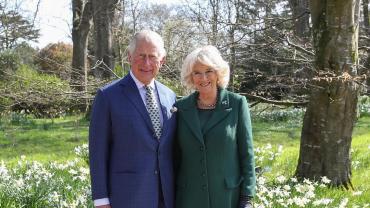 Принц Чарльз и Камилла стоят в саду