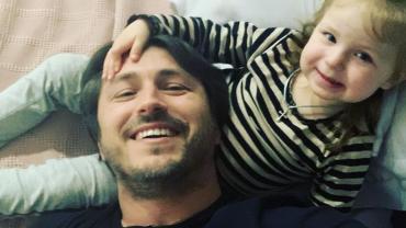 Сергей Притула с дочкой лежит на кровати