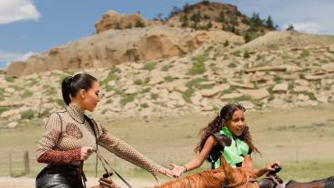 Ким Кардашьян с дочкой на лошадях