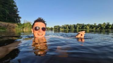 Дмитрий Комаров в озере