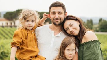 Андрей Шабанов с детьми и женой Лерой Бородиной на природе