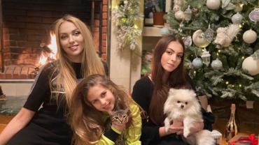 Оля Полякова с дочками у елки