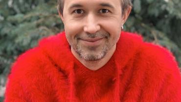 Сергей Бабкин в красном свитере