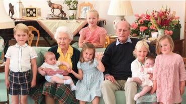 королева Елизавета II с мужем и 7 их правнуков 