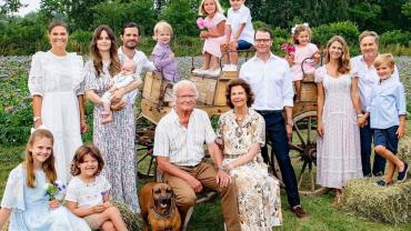 Королевская семья Швеции сидит на лужайке