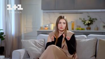 Катерина Тишкевич сидить на дивані