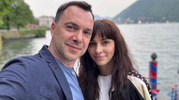 Олексій Арестович з дружиною на фоні озера
