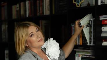 Маргарити Січкар біля книжкової полички