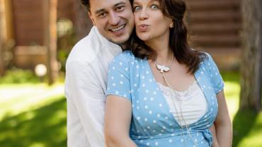 Євген Синельников з вагітною дружиною на галявині