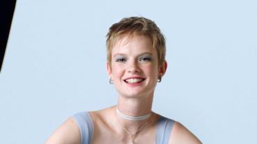 дівчина в прикрасах