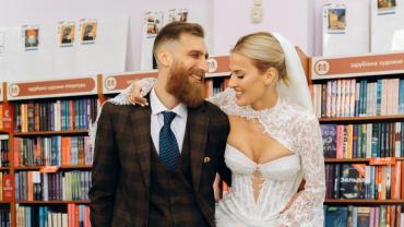 Павло Вишебаба та Анжеліка Кравець у книгарні