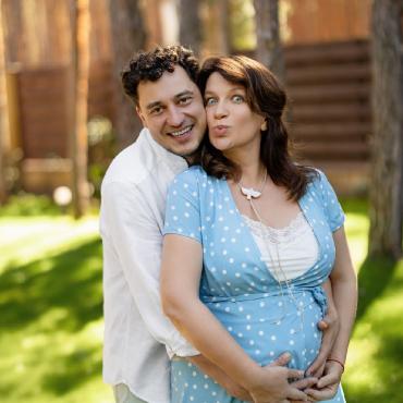 Євген Синельников з вагітною дружиною на галявині