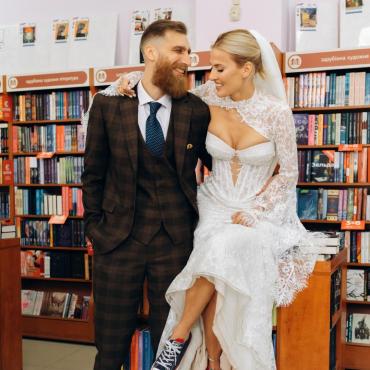 Павло Вишебаба та Анжеліка Кравець у книгарні