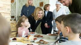 Елена Зеленская с детьми в столовой