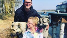 Мирзоян и Матвиенкосидят с собаками возле речки