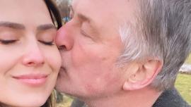 Алек и Хилария Болдуин целуются