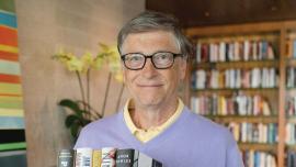 Билл Гейтс в очках позирует на фоне книг