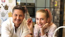 Александр Педан с дочкой на кухне возле стола