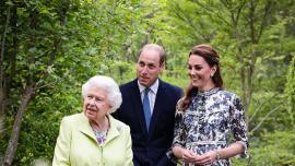 Королева с внуком и невесткой в саду
