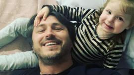 Сергей Притула с дочкой лежит на кровати
