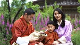 Король и королева Бутана в саду