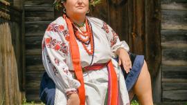 alyona alyona в украинском костюме