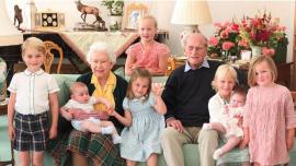 королева Елизавета II с мужем и 7 их правнуков 
