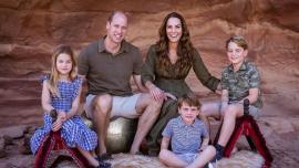 Кейт Миддлтон и принц Уильям с детьми  сидят 