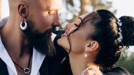 Олексій Суровцев з дружиною Ксенією цілуються