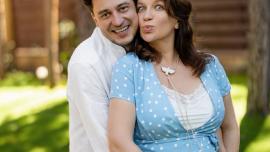 Євген Синельников з вагітною дружиною на галявині