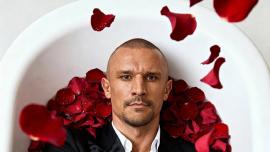 Тарас Цимбалюк лежить у ванні з троянд