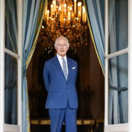 Король Великої Британії Чарльз III стоїть біля вікна