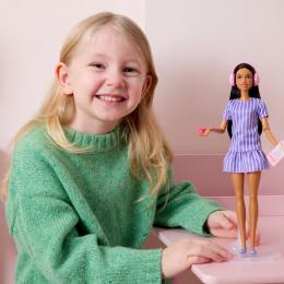 Дівчинка з лялькою Барбі