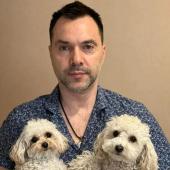 Олексій Арестович з двома собаками