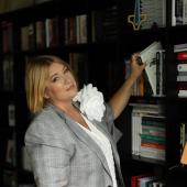 Маргарити Січкар біля книжкової полички