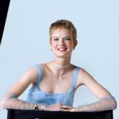 дівчина в прикрасах