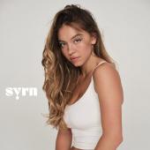 Сідні Свіні в білій майці