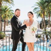 Богдан Юсипчук з нареченою біля басейну