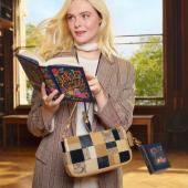 Ель Фаннінг з книжкою в руках