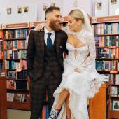 Павло Вишебаба та Анжеліка Кравець у книгарні