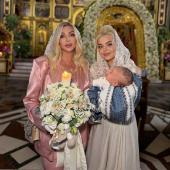 Аліна Гросу та Ірина Білик у церкві