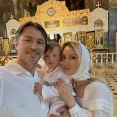 Сергій Притула з дружиною і сином у церкві
